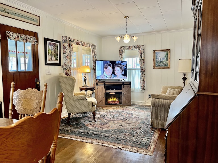 Somewhere In Time Cottage - Mackinaw City, MI
