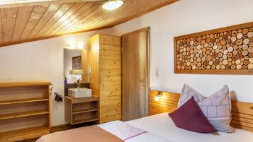 6 bedrooms, free WiFi, bed sheets