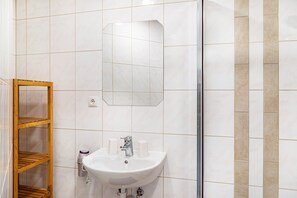 Douche, séchoir à cheveux, serviettes fournies