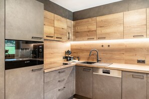Een koelkast, een magnetron, een oven, een kookplaat