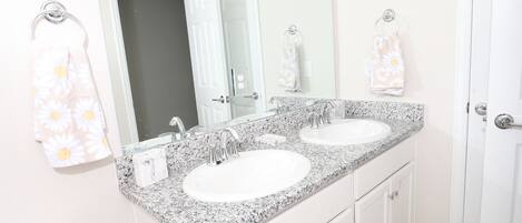 Haartrockner, Handtücher, Seife, Toilettenpapier