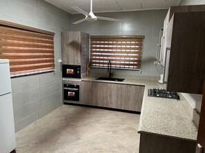 Talo | Yksityinen keittiö | Jääkaappi, mikroaaltouuni, uuni, liesi