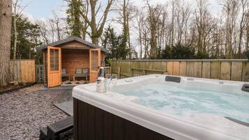 Cottage | Outdoor spa tub