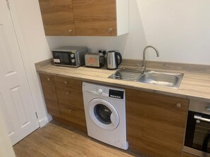 Fridge, microwave, oven, stovetop - Beautiful 1-bed Studio in Arbroath (Arbroath)