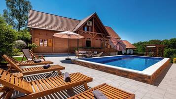 UppvÀrmd pool och solstolar