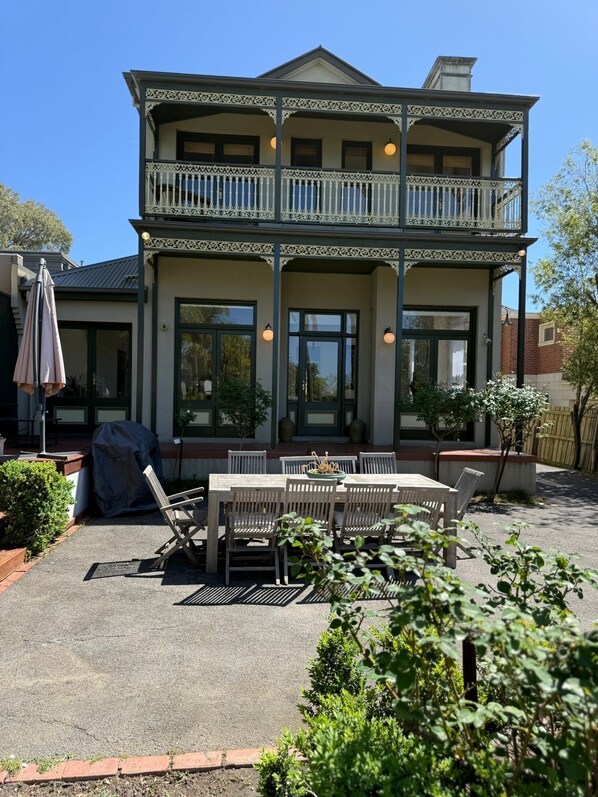 تناول الطعام بالخارج