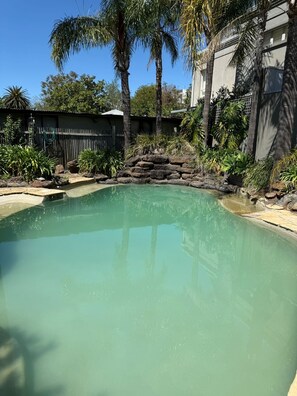 حمّام سباحة خارجي