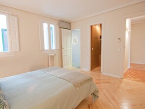 2 bedrooms, desk, iron/ironing board, WiFi