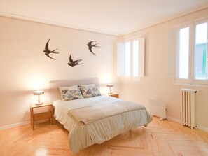 2 Schlafzimmer, Schreibtisch, Bügeleisen/Bügelbrett, WLAN