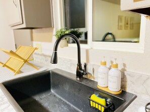 Kylskåp, mikrovågsugn, ugn och kaffe- och tebryggare