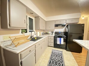 Kylskåp, mikrovågsugn, ugn och kaffe- och tebryggare