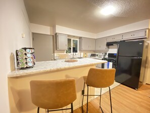Kühlschrank, Mikrowelle, Ofen, Wasserkocher mit Kaffee-/Teezubehör