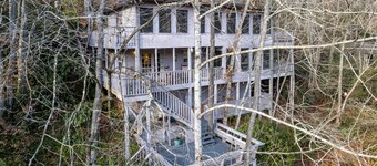 2-story waterfront home with mountain & creek views, decks, grill, fireplace, AC