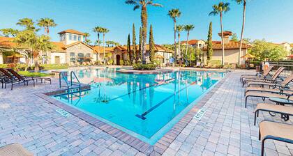 Fantastic lake-view condo with pool, hot tub, balcony, AC & kitchen -near Disney