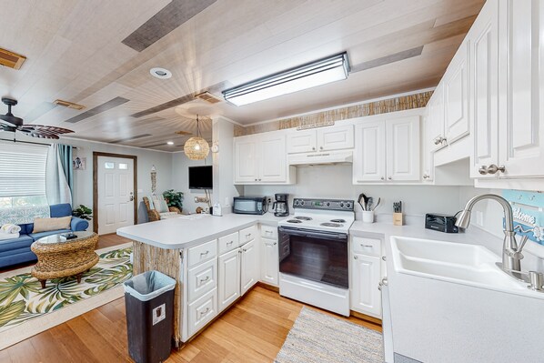 Refrigerador, microondas, horno y parrilla de estufa 