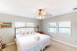 4 bedrooms, free internet, bed sheets - Coastal home with deck, screened porch, central AC, & washer/dryer - near beach (St. George Island)