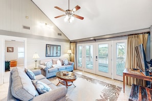 TV, streaming services - Coastal home with deck, screened porch, central AC, & washer/dryer - near beach (St. George Island)