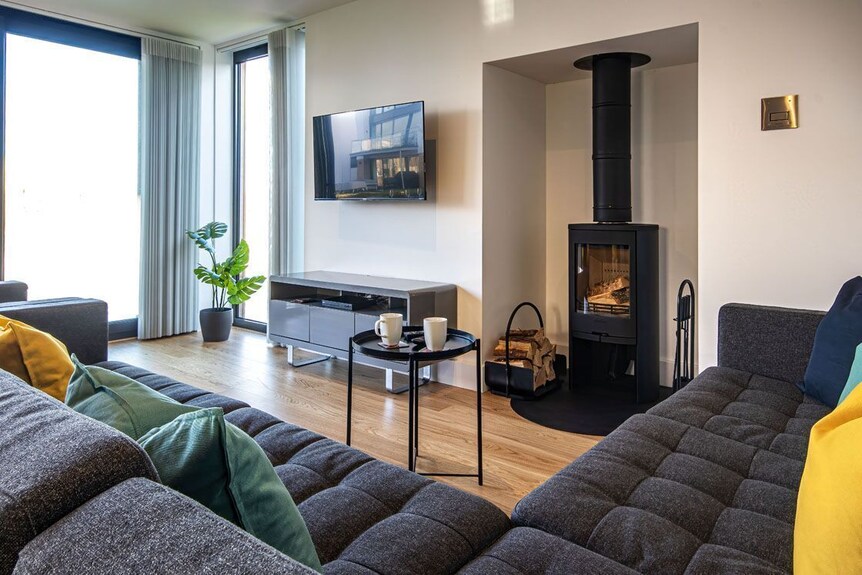 Minety Lake 43, Green Haven - Lakeside Luxury, Hot Tub, Spa Access, Sleeps 8 - Cotswolds