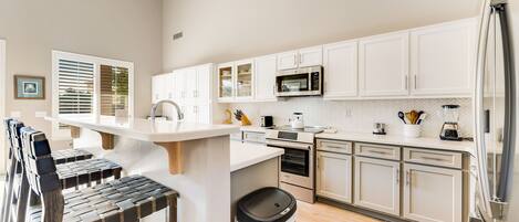 Kylskåp, mikrovågsugn, ugn och spishäll