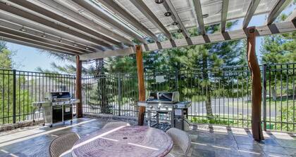 Lush tropic stay with a lanai, washer/dryer, shared pool, hot tub, & game room