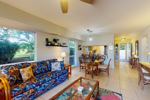 Interior - Lush tropic stay with a lanai, washer/dryer, shared pool, hot tub, & game room (Waikoloa Village)