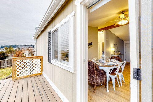 Enchanting home with ocean view, deck, fire table, & washer/dryer