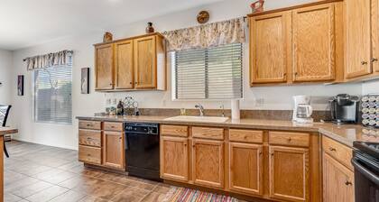 Serene home with mountain views, enclosed yard, patio, grill & AC - near golf