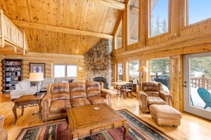 Fernseher, Kamin, Tischfußball