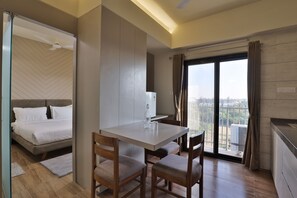 Premium bedding, down duvets, memory-foam beds, in-room safe - hotel monville (Vadodara)