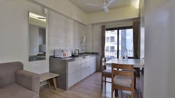 Una cocina moderna con comedor, ventilador de techo y vistas a la ciudad a través de un amplio ventanal.