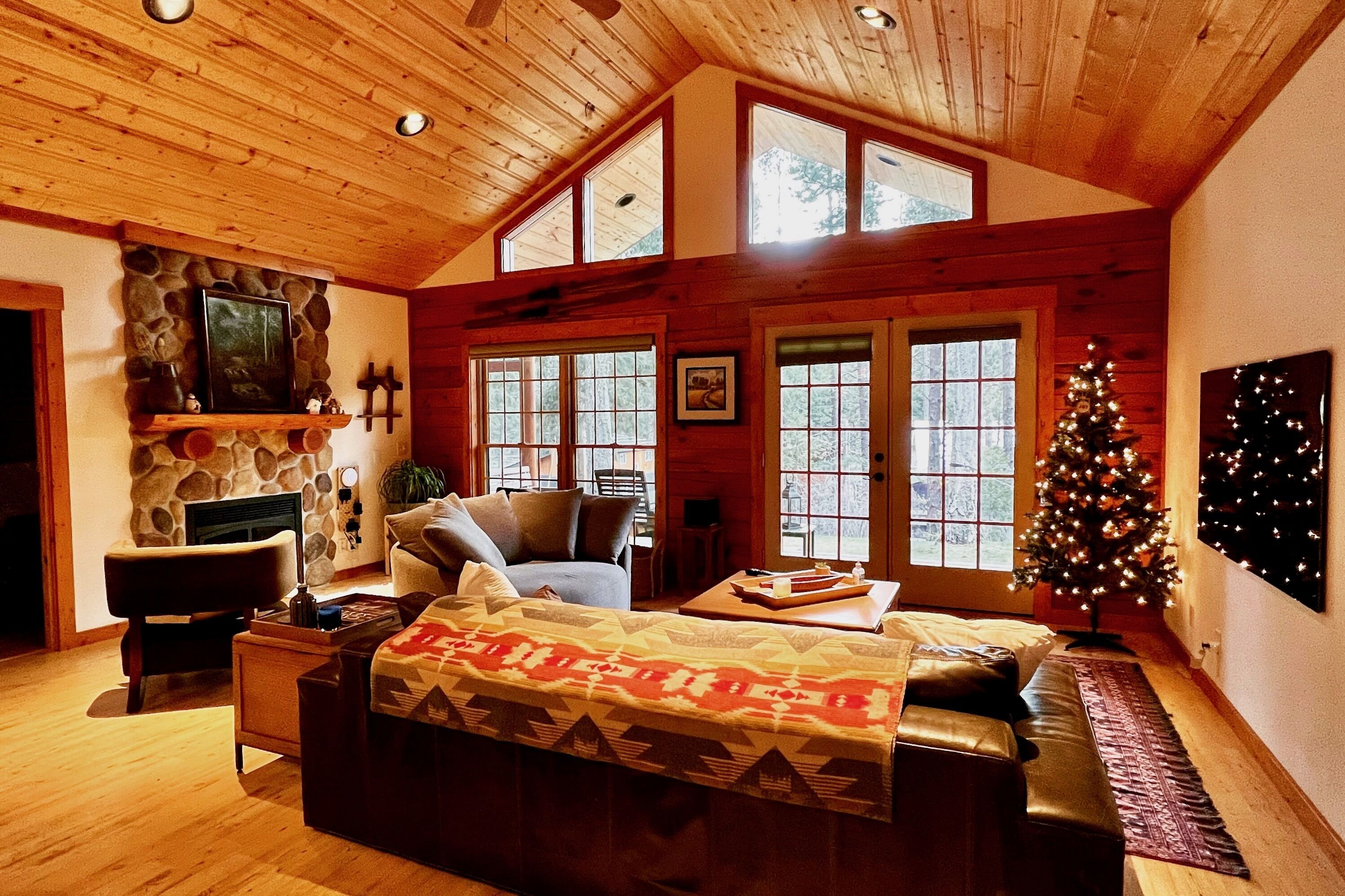 Älytelevisio, takka, videopelejä, kirjoja