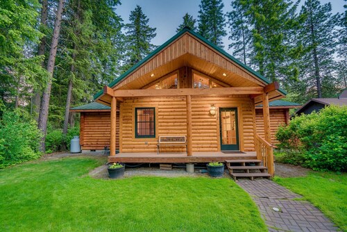Leavenworth Area Idyllic Rustic Modern Log Cabin with Hot Tub