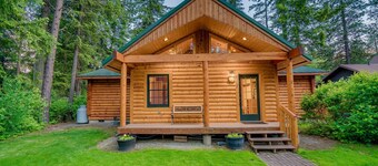 Leavenworth Area Idyllic Rustic Modern Log Cabin with Hot Tub