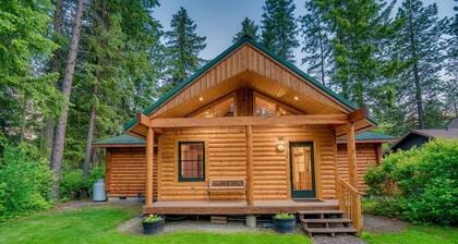 Leavenworth Area Idyllic Rustic Modern Log Cabin with Hot Tub