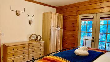 3 bedrooms, desk, travel cot, free WiFi
