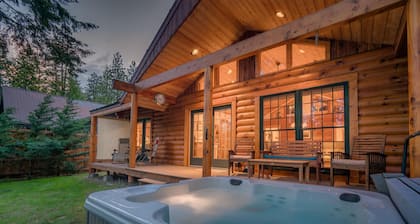 Leavenworth Area Idyllic Rustic Modern Log Cabin with Hot Tub