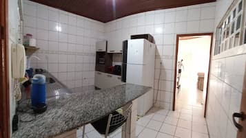 Frigorifero, microonde, piano cottura, macchina per tè/caffè