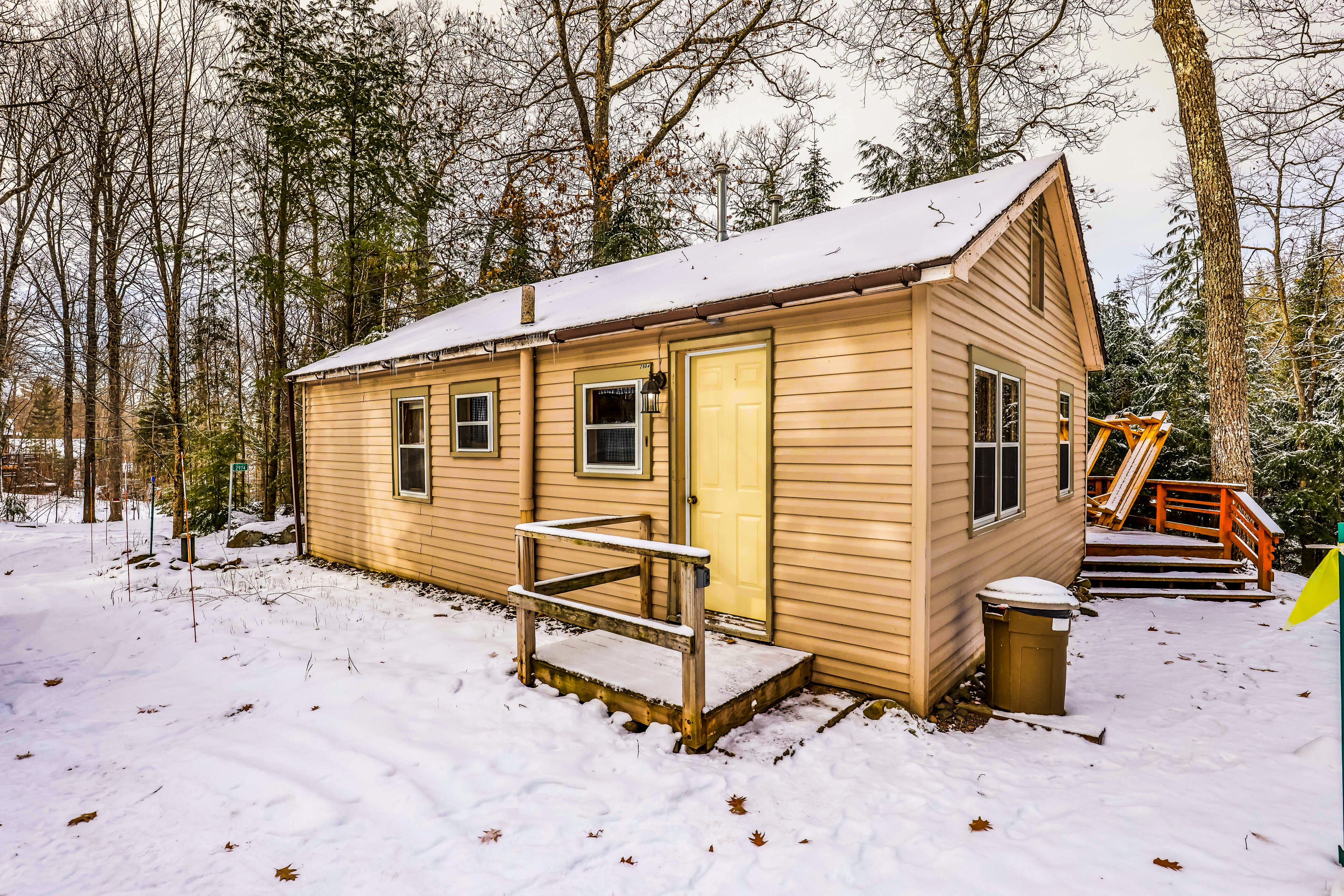 Dog-friendly cabin on Lac Vieux Desert Lake with patio & free WiFi
