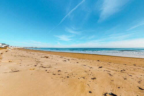 Lovely oceanfront home with balcony, central AC, & washer/dryer