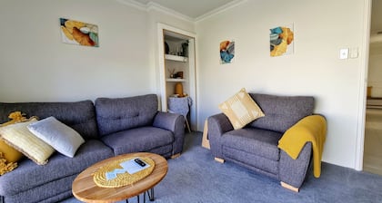 Comfortable & cosy Queen bed apartment