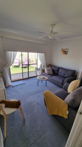 Comfortable & cosy Queen bed apartment