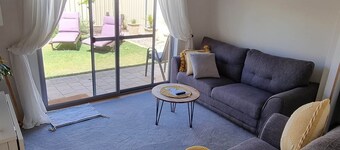 Comfortable & cosy Queen bed apartment