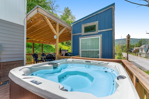 Two cozy tiny homes with a private hot tub, large deck, grill, AC - dog friendly