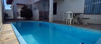 CASA COM PISCINA EM ÁREA NOBRE PRÓXIMO A PRAIA PARQUES RESTAURANTES E SHOPPING.