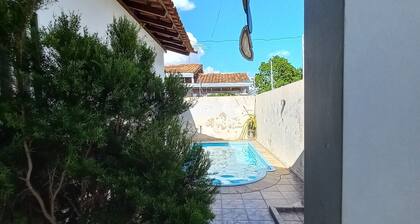 CASA COM PISCINA EM ÁREA NOBRE PRÓXIMO A PRAIA PARQUES RESTAURANTES E SHOPPING.
