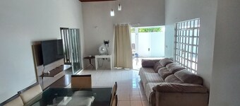 CASA COM PISCINA EM ÁREA NOBRE PRÓXIMO A PRAIA PARQUES RESTAURANTES E SHOPPING.