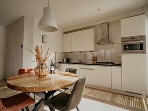 Fridge, microwave, dishwasher, highchair - Seaside Stay in Egmond (Egmond aan zee)