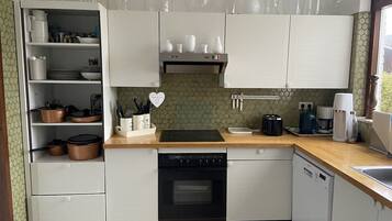 Een koelkast, een magnetron, een oven, een kookplaat