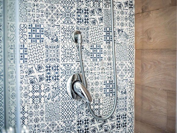 Shower, bidet, towels