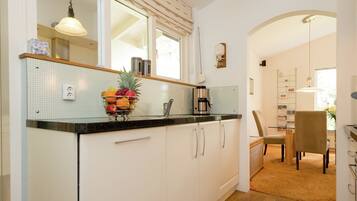 Een koelkast, een magnetron, een oven, een kookplaat